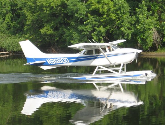 un cessna c172 anfibio sull'acqua