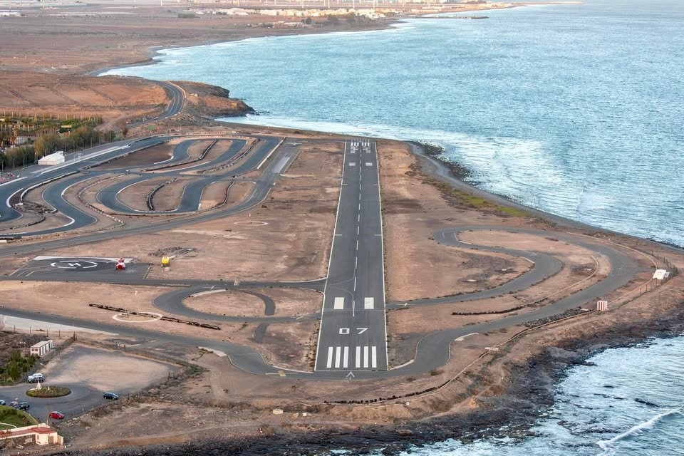vista dall'alto dellì'aeroporto di maspalomas-el berriel a gran canaria