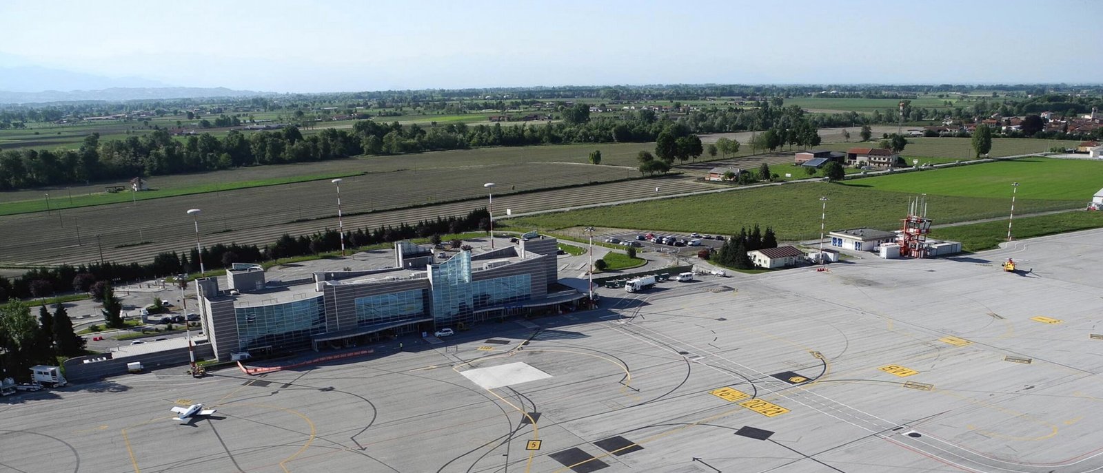 vista aerea del piazzale dell'aeroporto di cuneo levaldigi