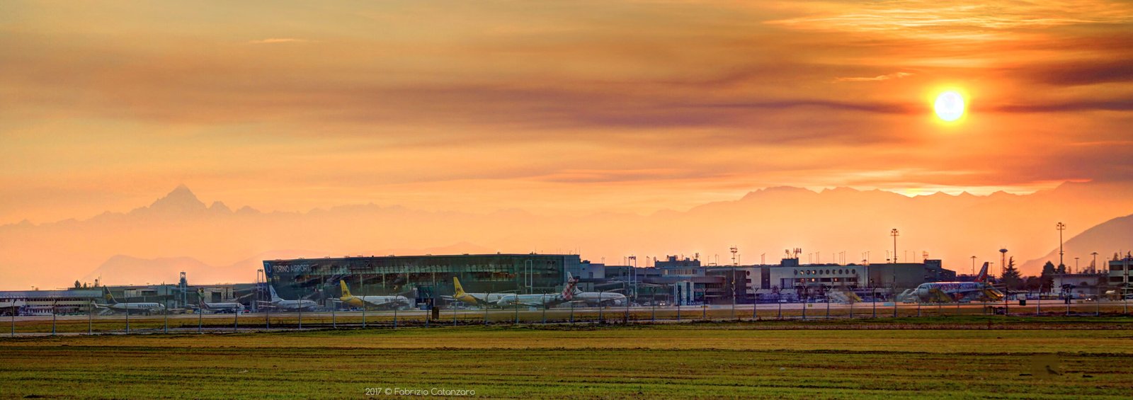 l'aeroporto di torino caselle al tramonto con il monviso sullo sfondo
