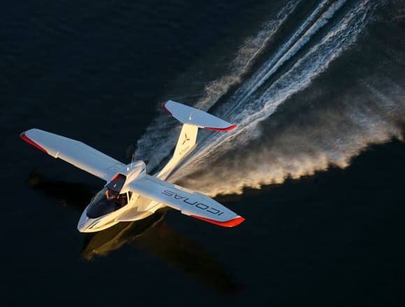 un icon a5 aereo anfibio sull'acqua
